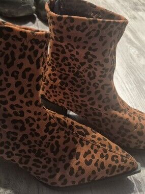 Leopard Print Pointed Toe Ankle Boots - Brown